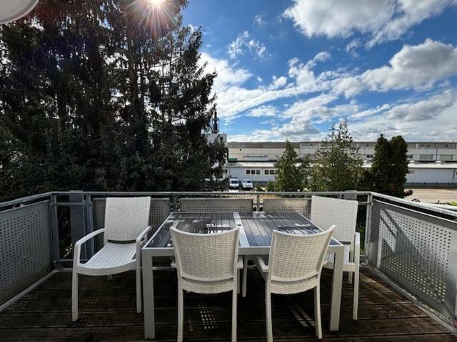 NiederrodenbachにあるSunrise Monteur Apartmentのバルコニー(テーブル、椅子付)