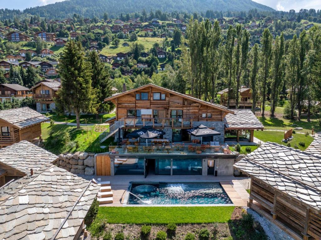 Nespecifikovaný výhled na hory nebo výhled na hory při pohledu z hotelu