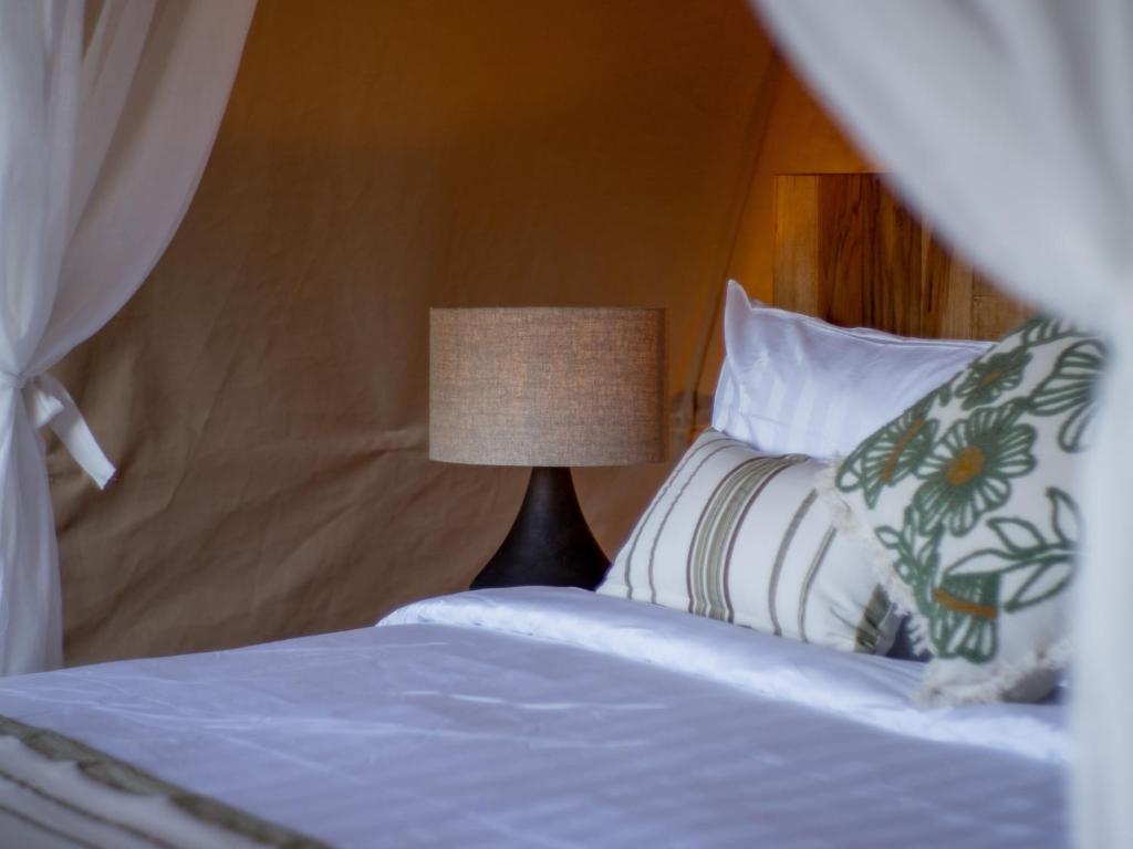 Postel nebo postele na pokoji v ubytování Dejama Glamping Resort Lombok