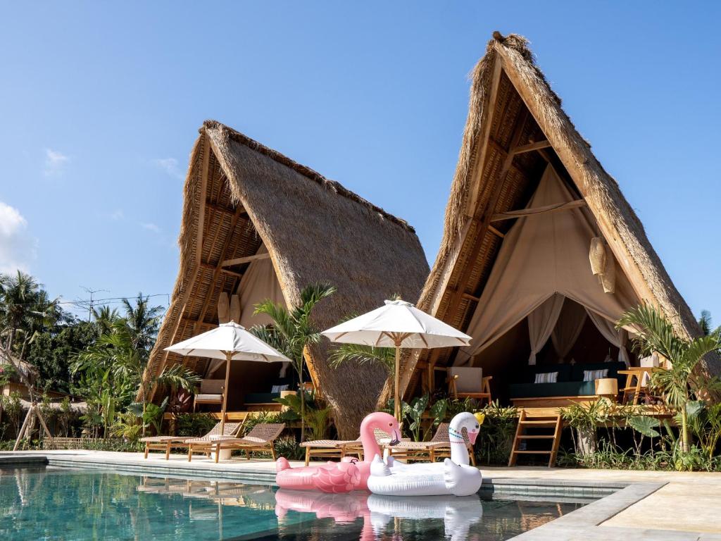 Bazén v ubytování Dejama Glamping Resort Lombok nebo v jeho okolí