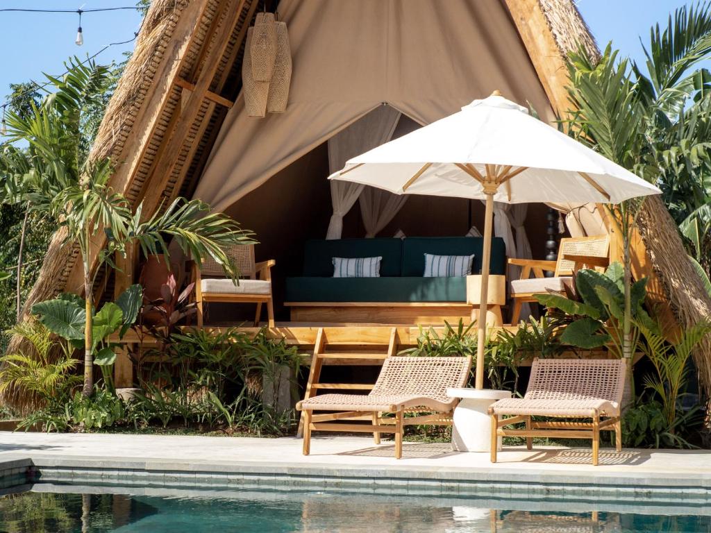 Bazén v ubytování Dejama Glamping Resort Lombok nebo v jeho okolí
