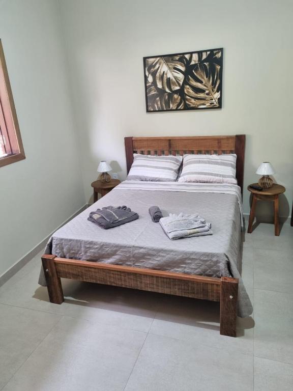 una camera da letto con un letto con due asciugamani sopra di Pousada Vida Cunha a Cunha
