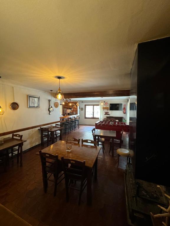 Kuchyň nebo kuchyňský kout v ubytování L Esquella Restaurante hostal