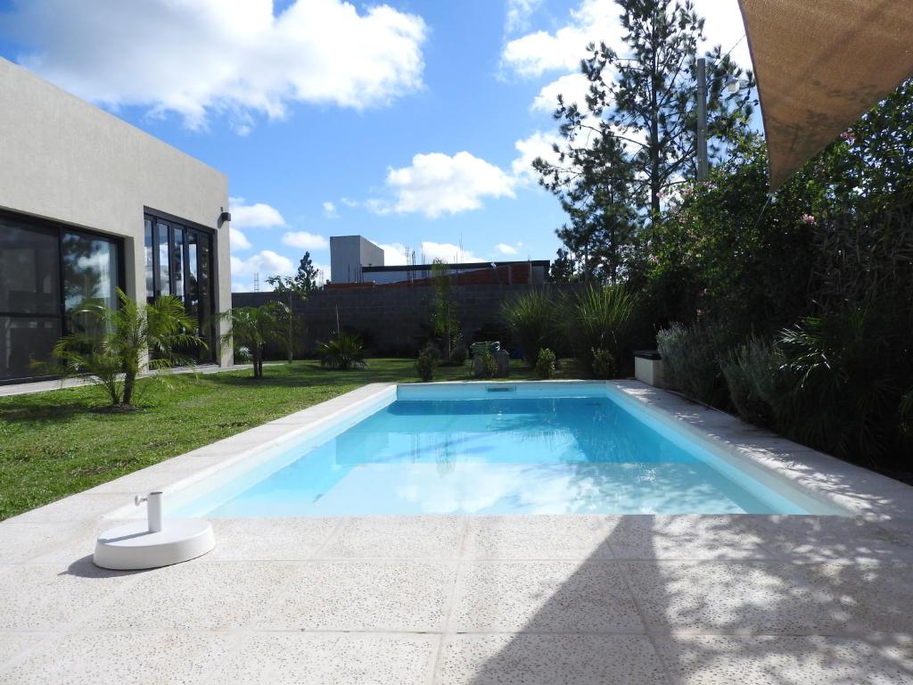een zwembad in de achtertuin van een huis bij La Aldeana in Gualeguaychú
