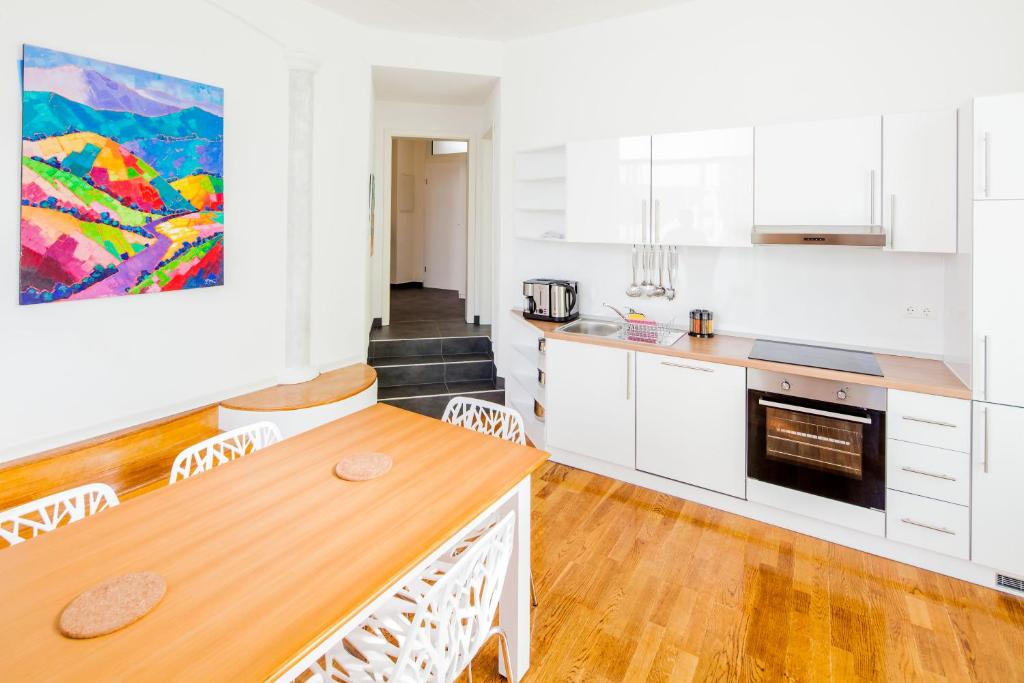 SecondHome Stuttgart - Very nice apartment near historic city centre at Blumenstr 58 in Esslingen am Neckar - W2 - Apartamento De Cuatro Dormitorios