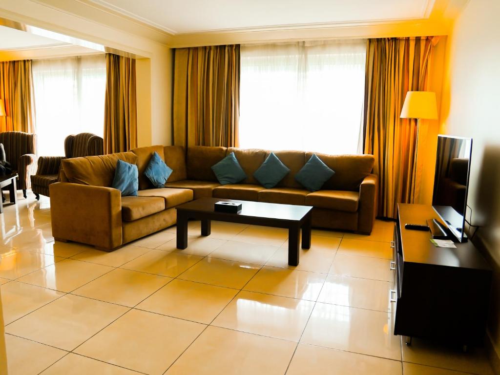 TV a/nebo společenská místnost v ubytování Abuja Continental Hotel