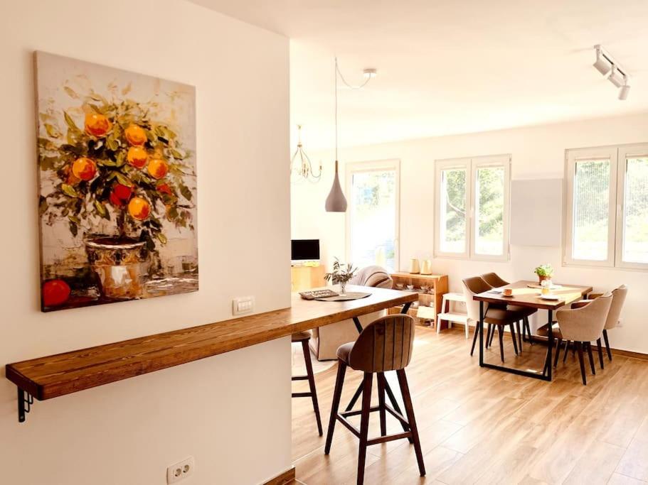 una cocina y un comedor con un cuadro de naranjas en Chalet Elli's Mountain View, en Velje Selo