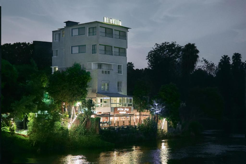 Výhled na řeku, která protéká v blízkosti hotelu