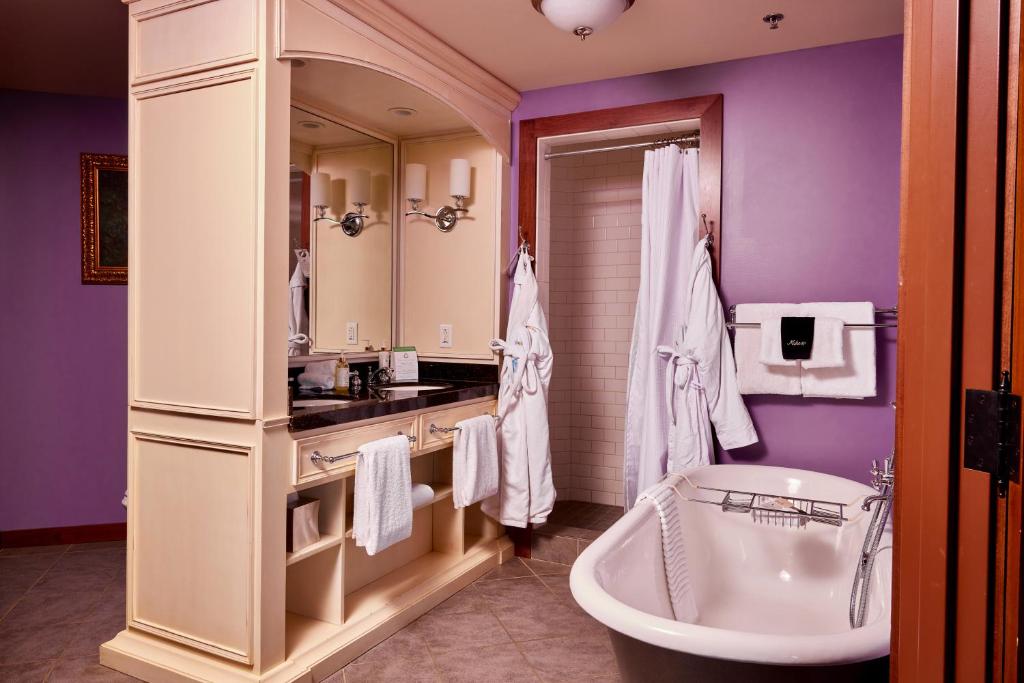 Mirbeau Inn & Spa - Plymouth - Village View King