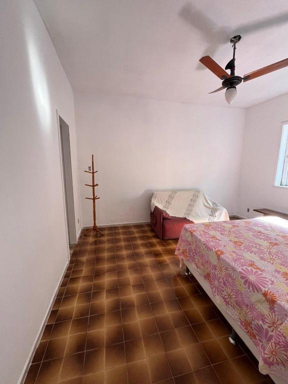 ein Schlafzimmer mit zwei Betten und einem Deckenventilator in der Unterkunft Suite em casa maravilhosa, melhor localização de Araruama in Araruama