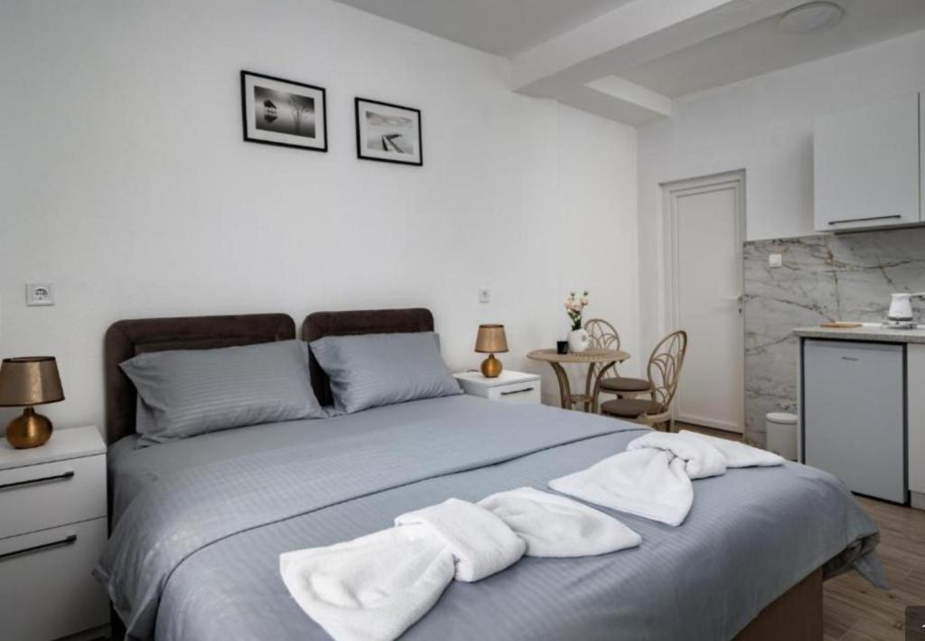 Postel nebo postele na pokoji v ubytování Apartmani Kaan