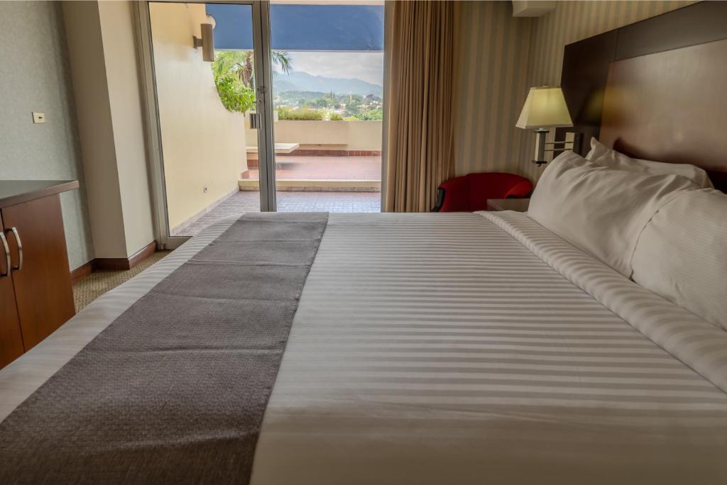Postel nebo postele na pokoji v ubytování Hotel Plaza San Martin