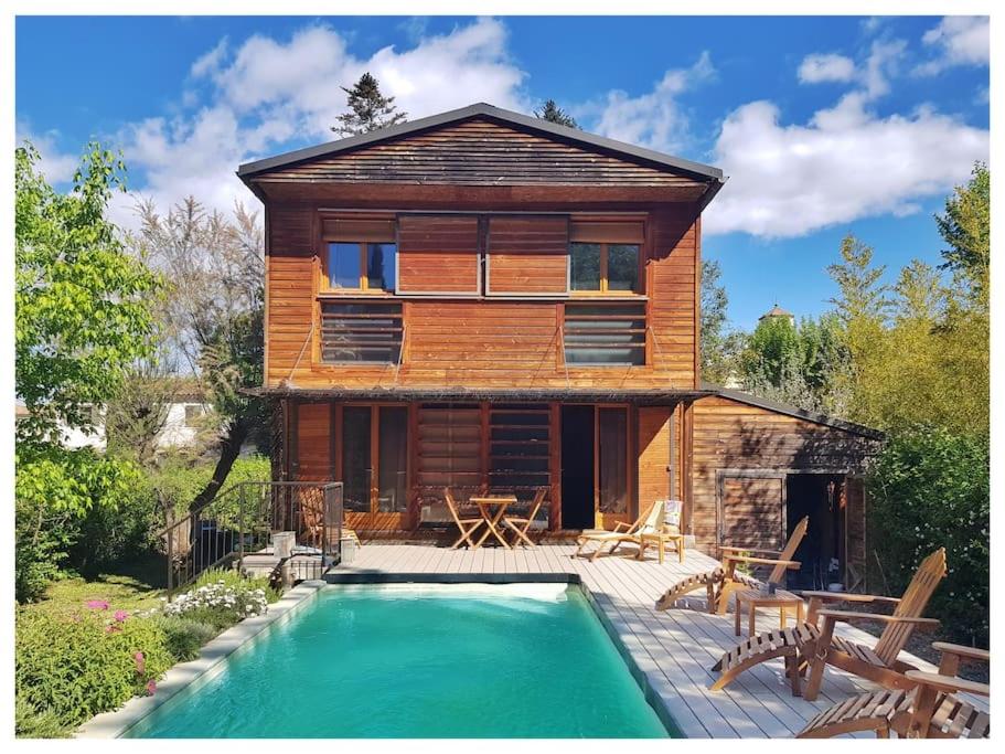 une maison avec une piscine devant une maison dans l'établissement Sous l'oranger des Osages, à Barbentane