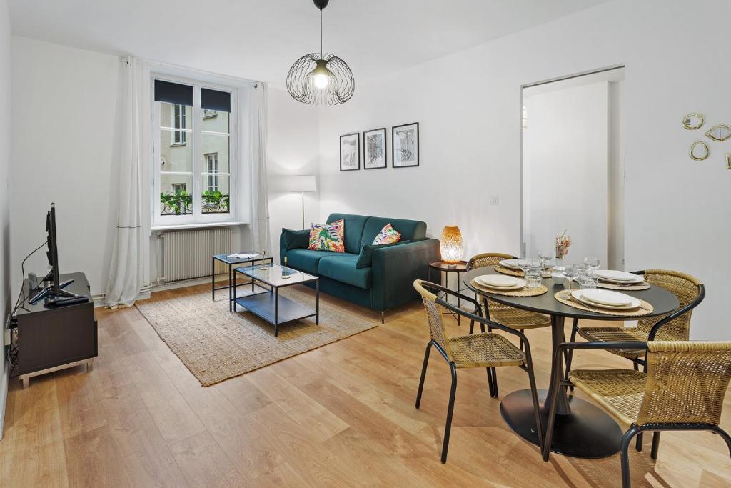 un salon avec une table et un canapé dans l'établissement Le mercoeur - Cocon paisible en hyper centre, à Nantes