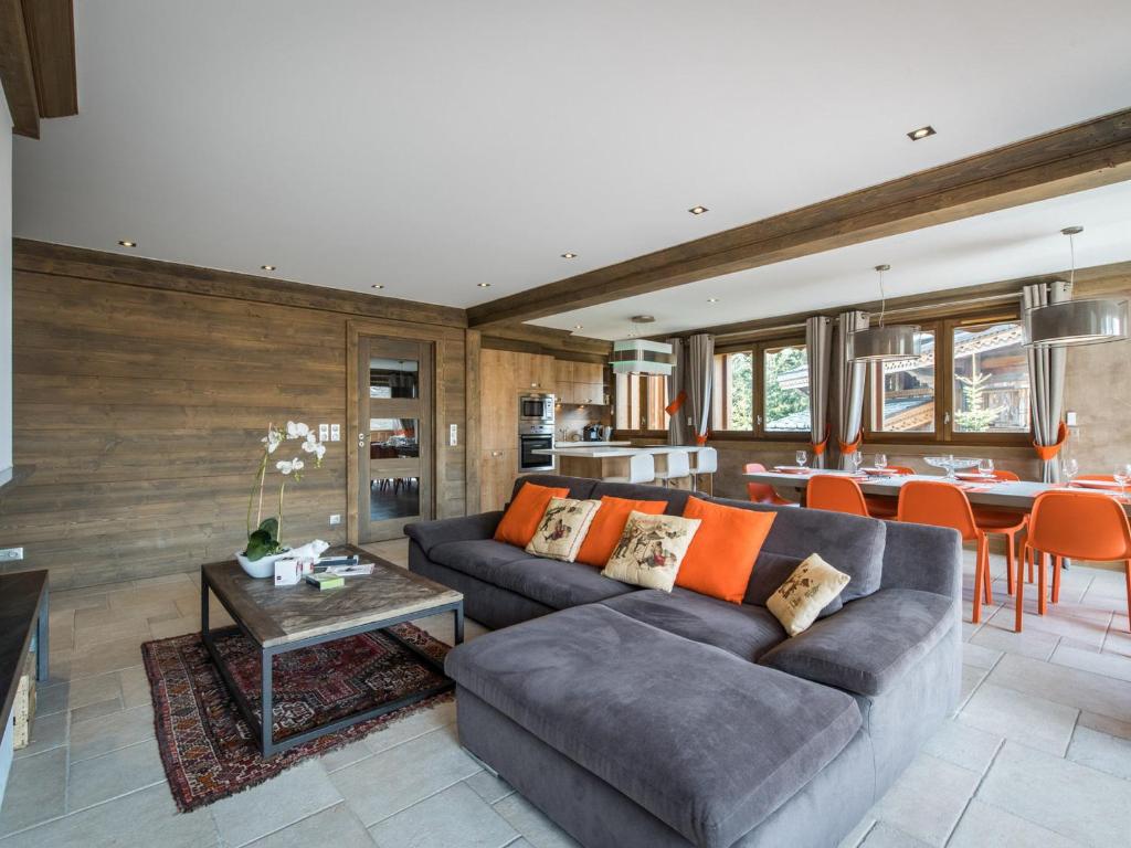 un salon avec un canapé et une table dans l'établissement Appartement de charme skis aux pieds à Courchevel 1650 - FR-1-575-133, à Courchevel