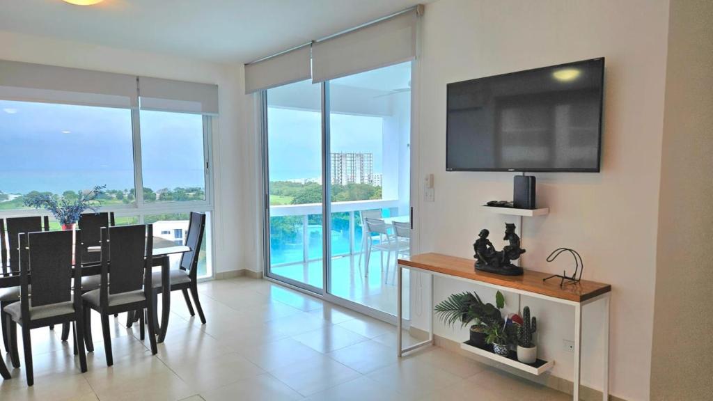 Bazén v ubytování Large Apartment with Ocean View nebo v jeho okolí