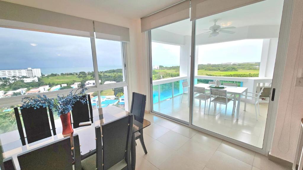 Bazén v ubytování Large Apartment with Ocean View nebo v jeho okolí