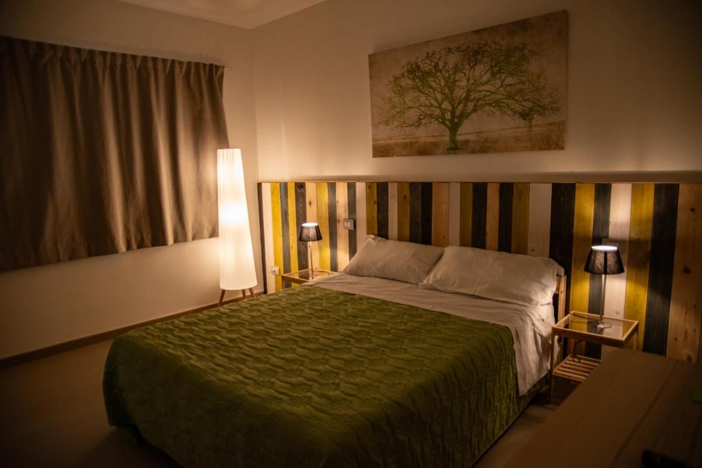 una camera con un grande letto e due lampade di B&B Buongiorno Caprarola a Caprarola