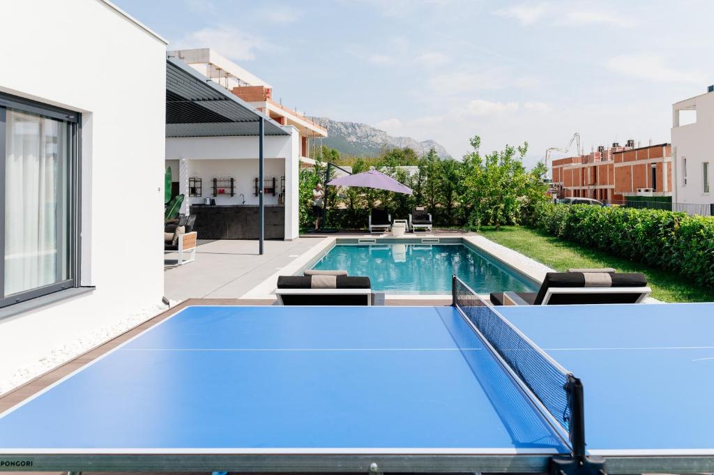 ein Swimmingpool im Hinterhof eines Hauses in der Unterkunft Villa Porto Recupera in Kaštela