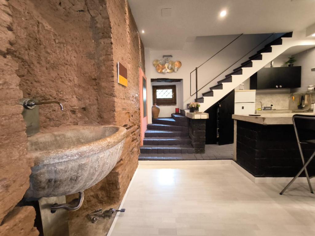 baño con lavabo de piedra en la pared en Bellini House, en Catania