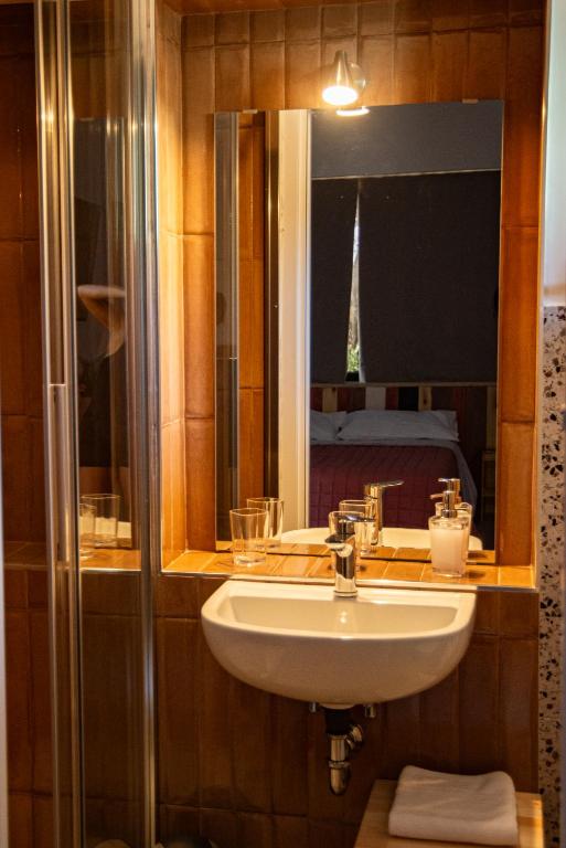 un bagno con lavandino e specchio di B&B Buongiorno Caprarola a Caprarola