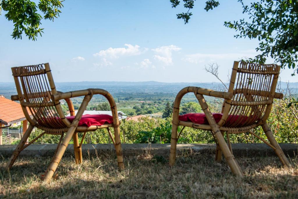 due sedie sedute nell'erba con vista di B&B Buongiorno Caprarola a Caprarola