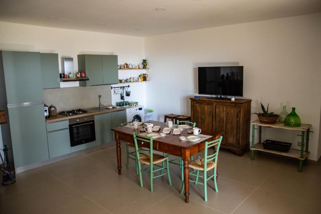 una cucina con tavolo e sedie in una stanza di B&B Buongiorno Caprarola a Caprarola