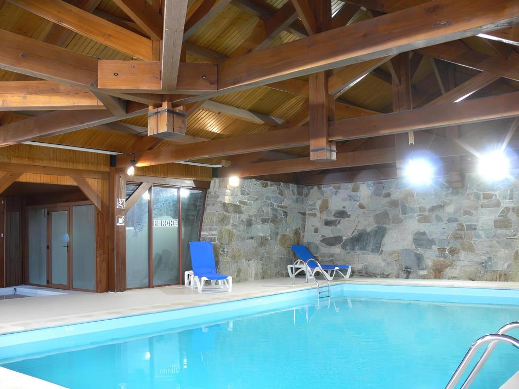 Bazén v ubytovaní Pleine nature Pied pistes Piscine chauffée alebo v jeho blízkosti