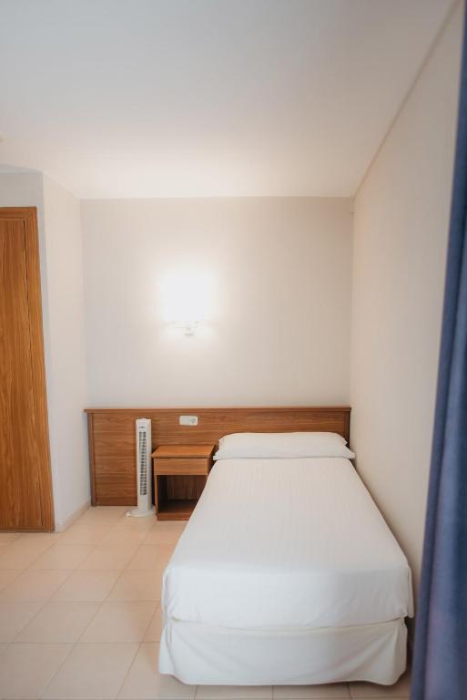 Marina Tossa - Single Room With Balcony