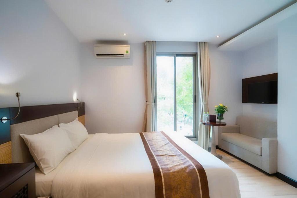 Postel nebo postele na pokoji v ubytování Dana Pearl Danang Hotel By HOS