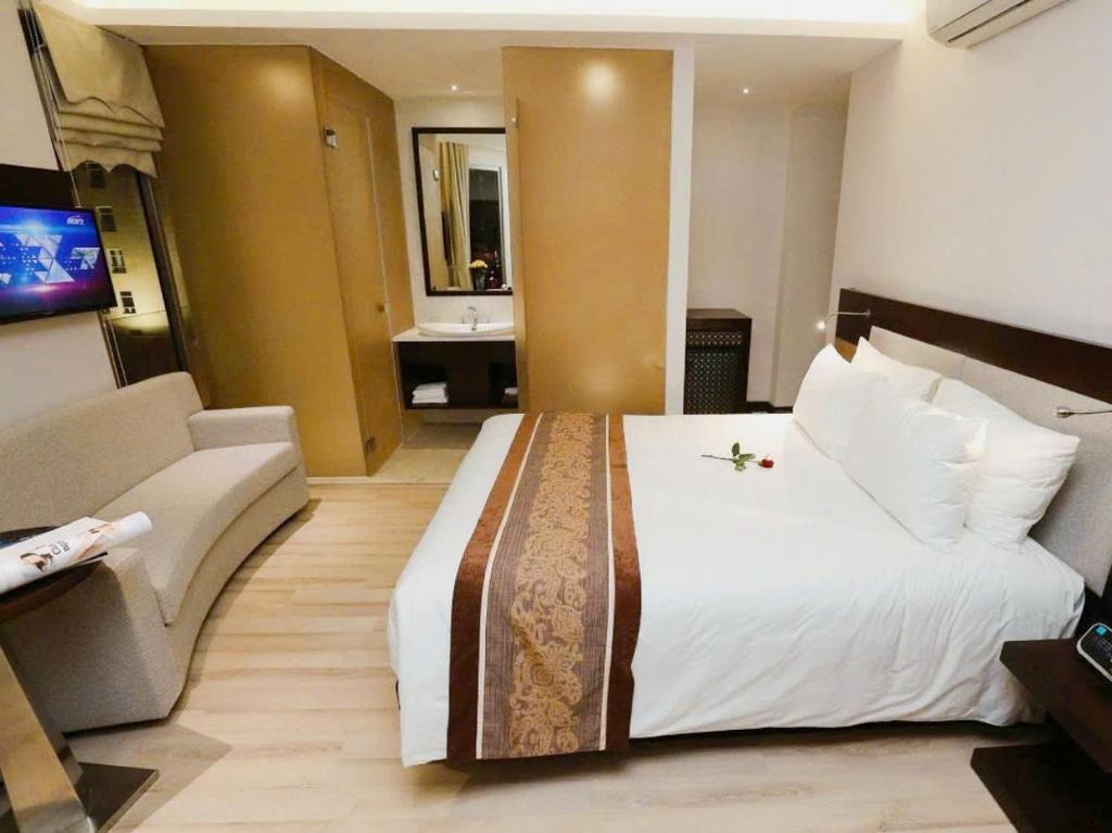 Postel nebo postele na pokoji v ubytování Dana Pearl Danang Hotel By HOS