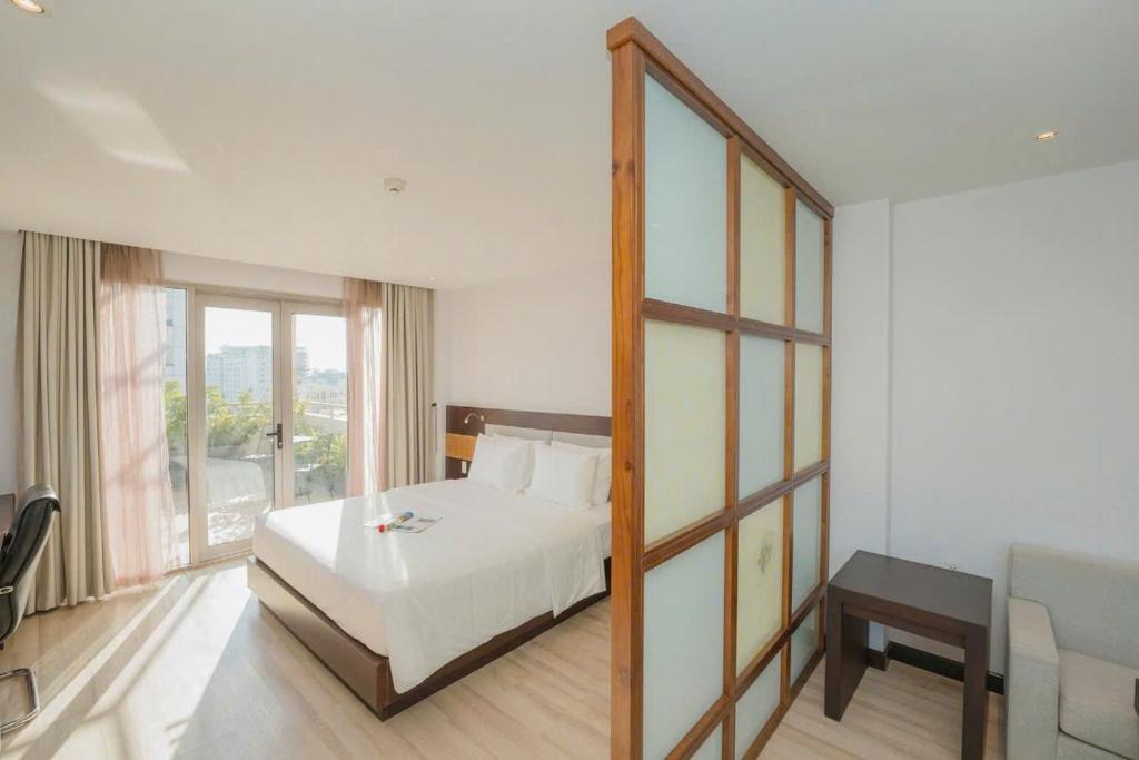 Postel nebo postele na pokoji v ubytování Dana Pearl Danang Hotel By HOS