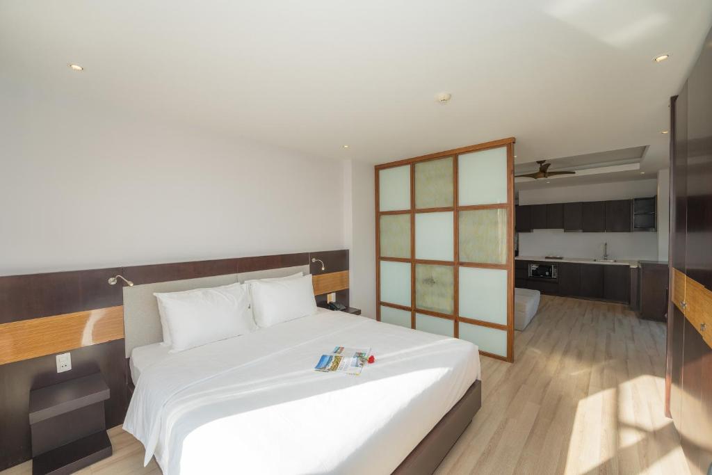 Postel nebo postele na pokoji v ubytování Dana Pearl Danang Hotel By HOS
