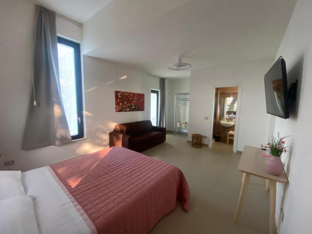 una camera con letto e un soggiorno di B&B Buongiorno Caprarola a Caprarola
