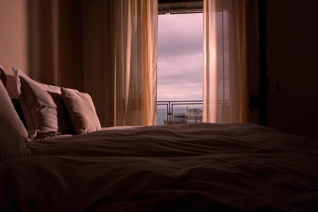 a bedroom with a bed and a window with a view at Venere B&B in Catania