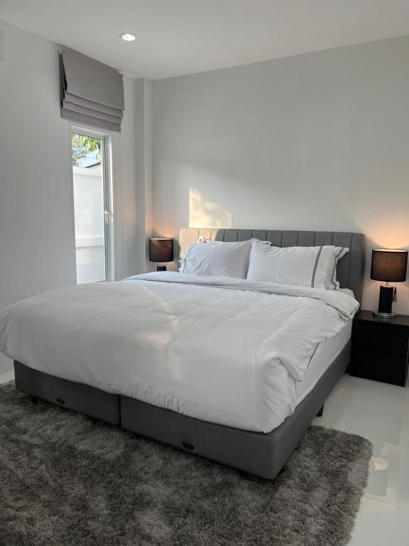 Postel nebo postele na pokoji v ubytování First Class Pool Villa Pattaya