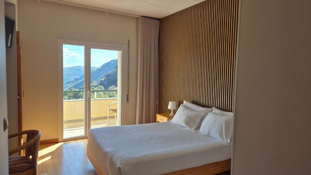 Nespecifikovaný výhled na hory nebo výhled na hory při pohledu z hotelu