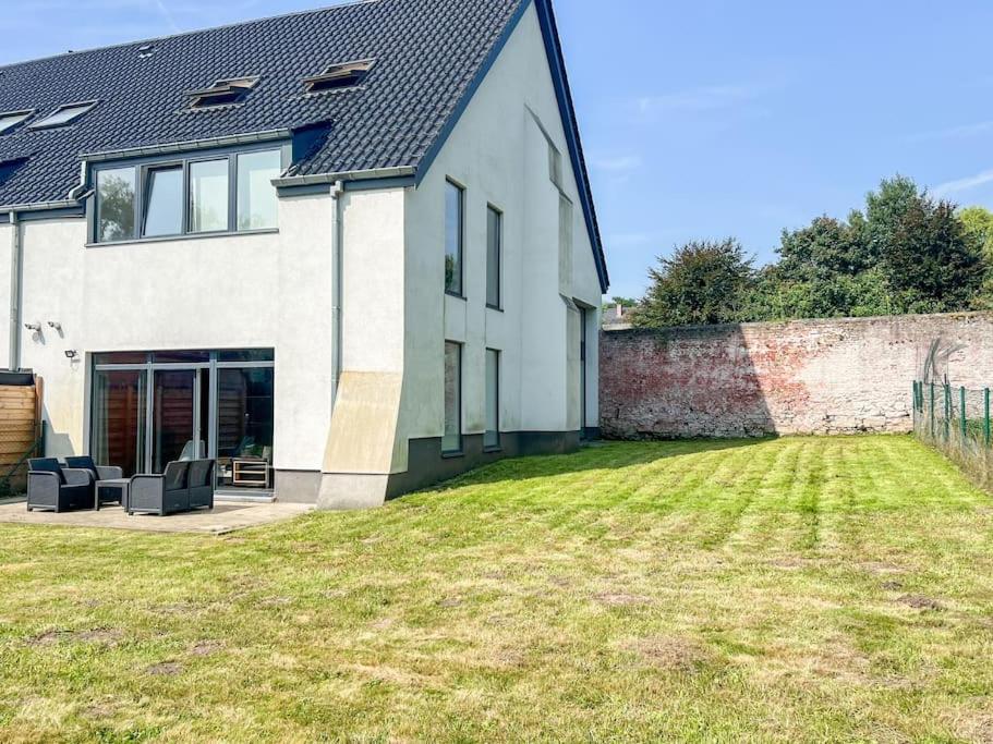een huis met een gazon ervoor bij Charmant Logement Brugelette Proche de Pairi Daiza in Brugelette