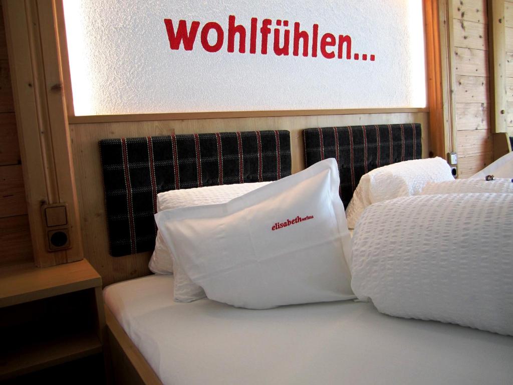 Postel nebo postele na pokoji v ubytování Elisabeth Serfaus inkl der SUPER SOMMER CARD im SOMMER 2025