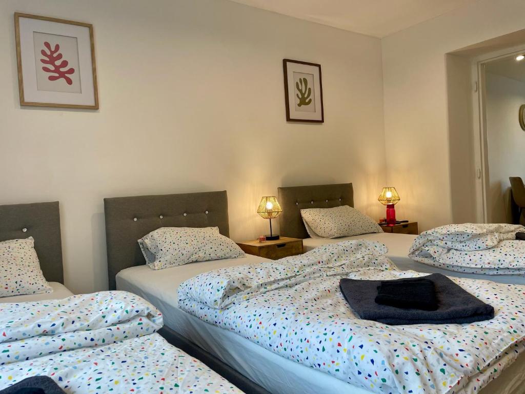 Postel nebo postele na pokoji v ubytování Apartmán Strážske s balkónom