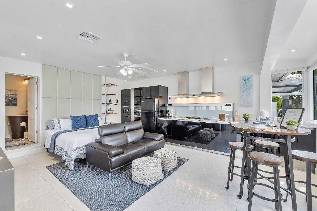 Η κουζίνα ή μικρή κουζίνα στο Spacious Studio in the Heart of FTL Hot Tub