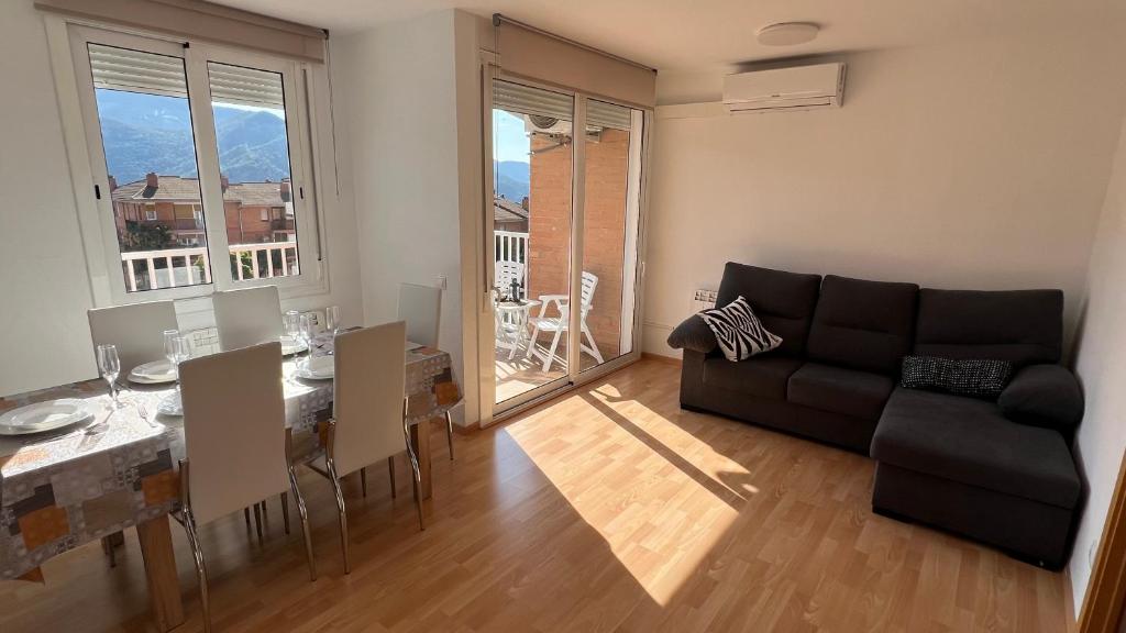 Ruang duduk di Apartament reformat al Berguedà 6p