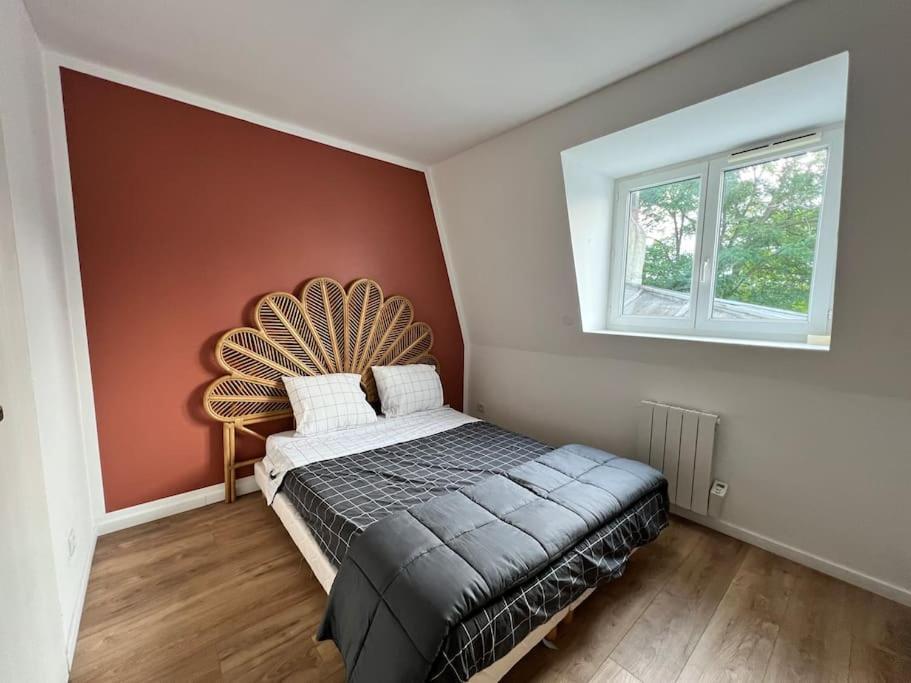 - une chambre avec un lit et un ventilateur mural dans l'établissement T2 en plein centre de Roubaix, à Roubaix