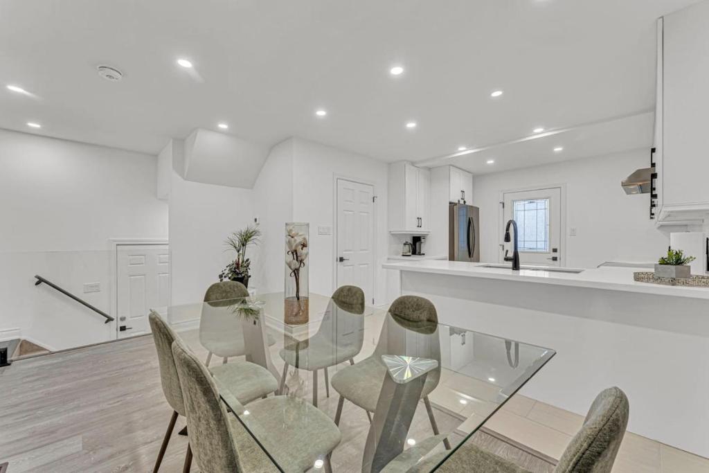 Gambar di galeri bagi Cozy 6BR Home -TiCats,Hospitals,Beach,First Ontario di Hamilton