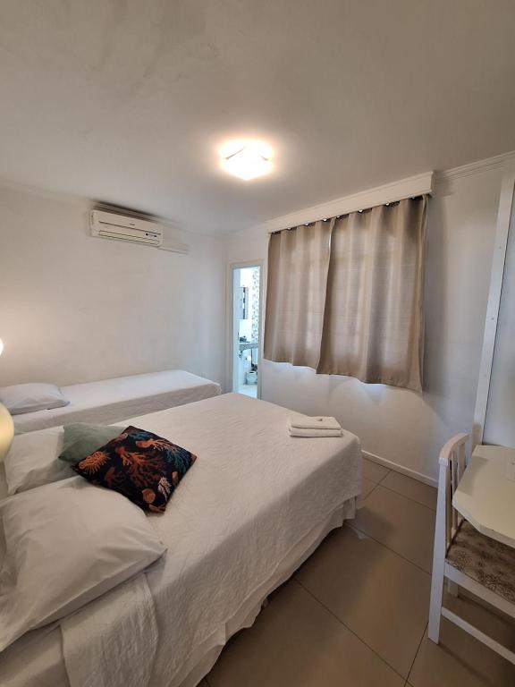 Un dormitorio con una cama grande y una ventana en Hotel Hospedagem Palhoça com piscina, en Palhoça