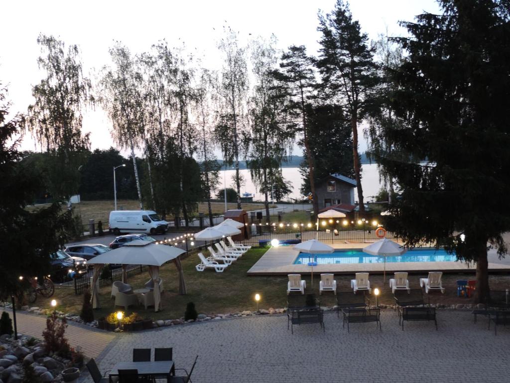 Bazén v ubytovaní SELMENT RESORT Mazury alebo v jeho blízkosti