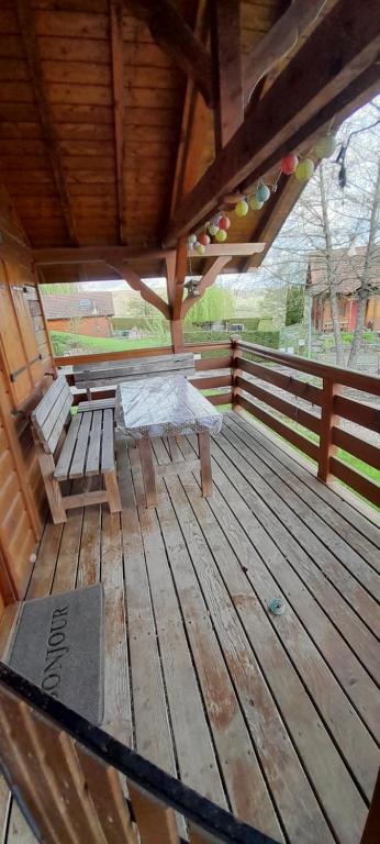 Balkón nebo terasa v ubytování location type gîte, chambre d'hôte, meublé de tourisme dans joli petit chalet typique et ou jolie roulotte type bohème