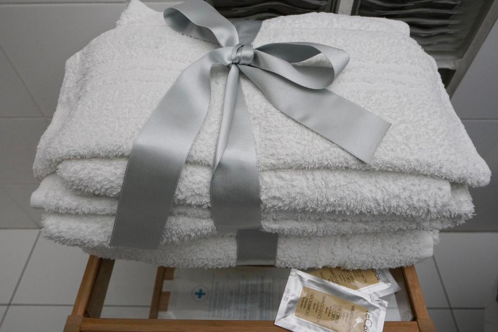 a stack of towels with a bow on top at Venere B&B in Catania