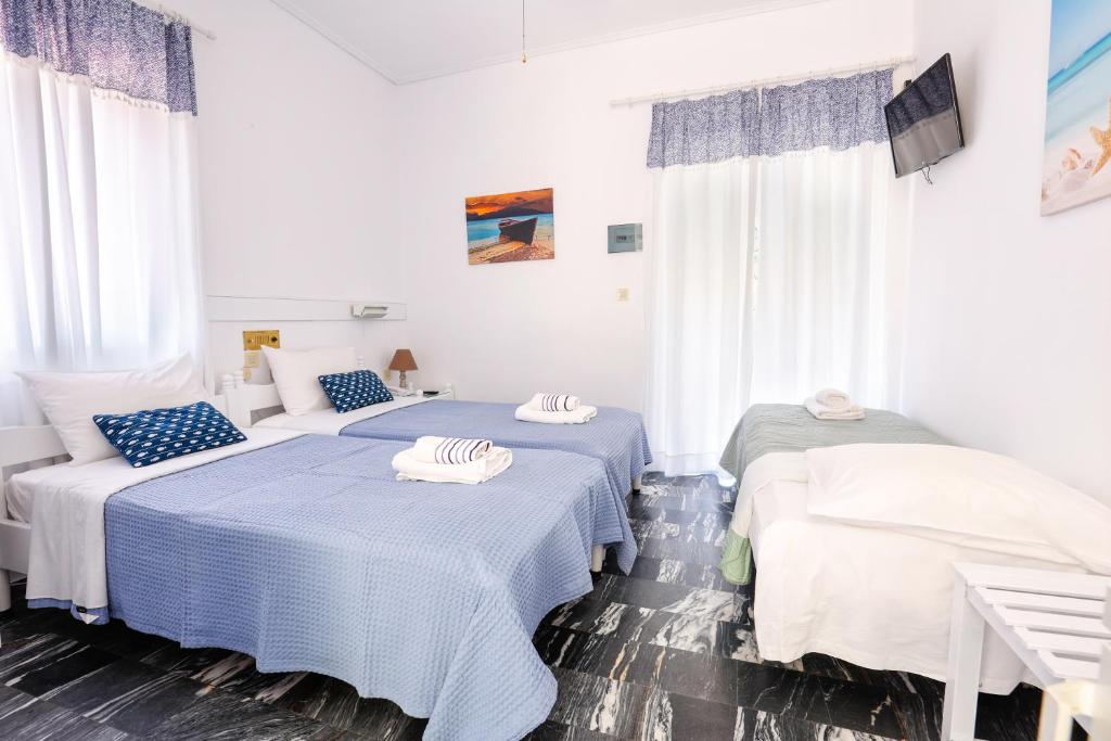 Postel nebo postele na pokoji v ubytování Melissani hotel