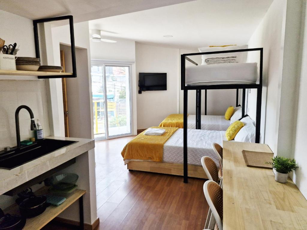 a bedroom with a bed and a sink in a room at Moderno, Amplio y Elegante, Bien ubicado Apto Cerca Miraflores A9 in Guatemala